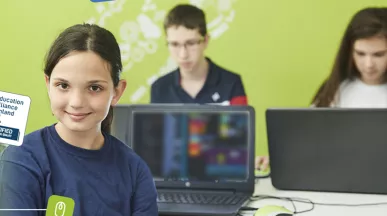 děti ve škole u počítačů