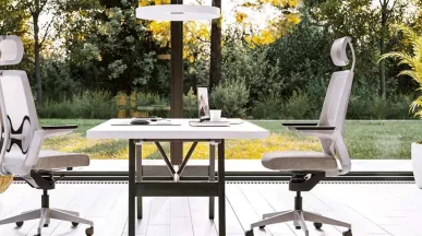 prosklená kancelář s pracovním stolem a dvěmi židlemi