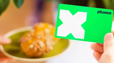 talířek s pečivem a stravovací karta Pluxee