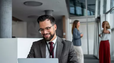 muž s notebookem v kanceláři