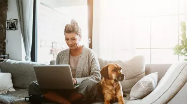 žena s notebookem na homeoffice a se psem