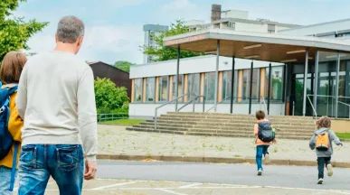 rodiče vedoucí děti do školy