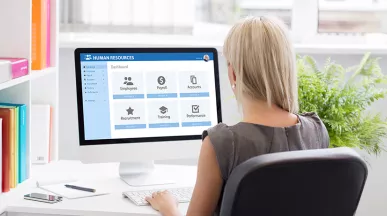 žena před monitorem s HR rozhraním