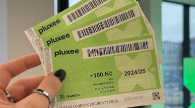 Ruka držící propadlé papírové stravenky určené k darován