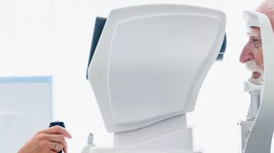 Muž-na-vyšetření-zraku-u-optometristy