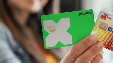 Ruka držící plastové benefitní karty Pluxee a Sodexo