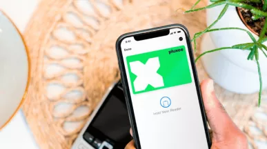 Fotka mobilní aplikace s digitální stravenkovou kartou