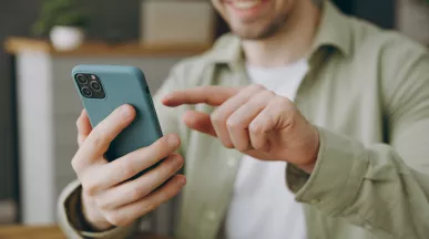Zaměstnanec kontroluje benefity v mobilní aplikaci na chytrém telefonu