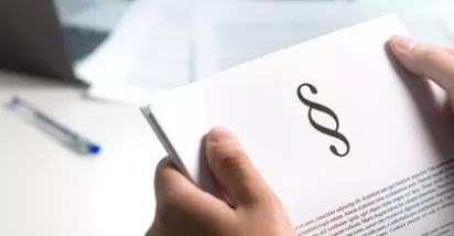 Ruce držící právní dokument