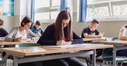 Děti ve školních lavicích
