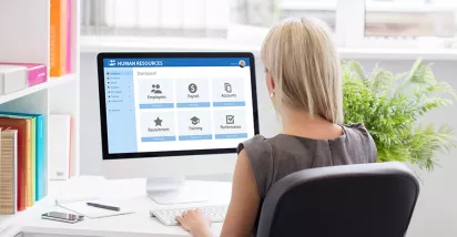 žena před monitorem s HR rozhraním