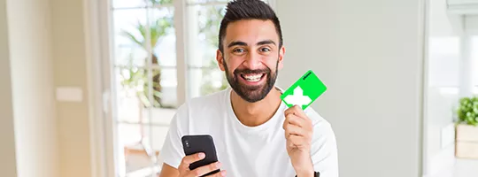 muž s kartou Multibenefit